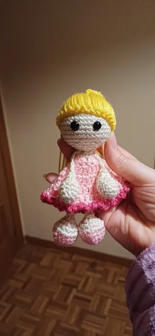 Muñeco llavero lana rosa y amarillo