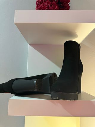 Stivaletti con plateau e dettaglio oro