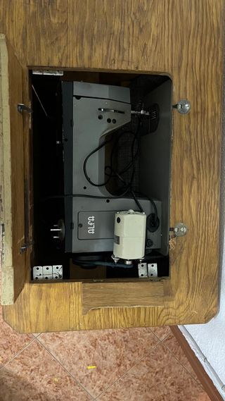 Máquina de coser Alfa y mueble
