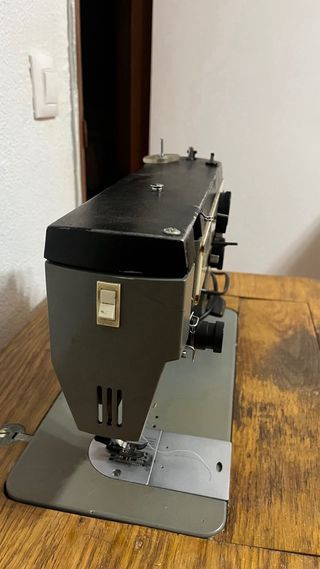 Máquina de coser Alfa y mueble