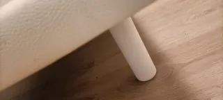 Somier de madera tapizado .Patas lacadas en blanco