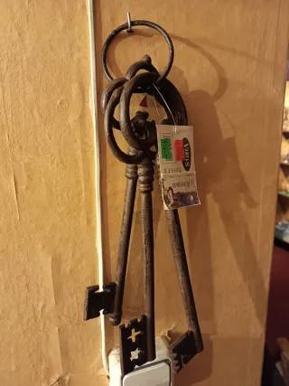 Juego de llaves antiguas decorativas