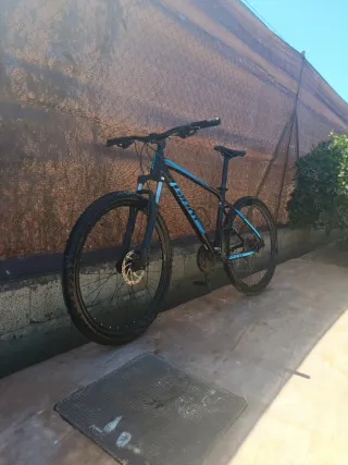 Bicicleta de montaña negra y azul