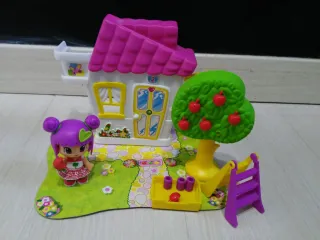 Casa de muñecas con figura y árbol