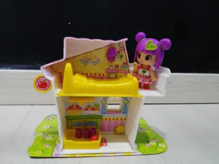 Casa de muñecas con figura y árbol