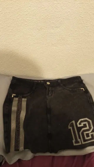 Falda corta denim con detalles plateados