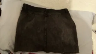 Falda corta denim con detalles plateados