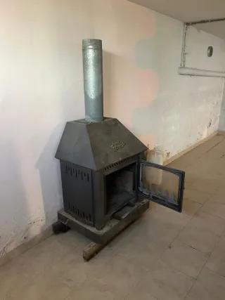 Chimenea metálica negra y gris