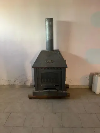 Chimenea metálica negra y gris