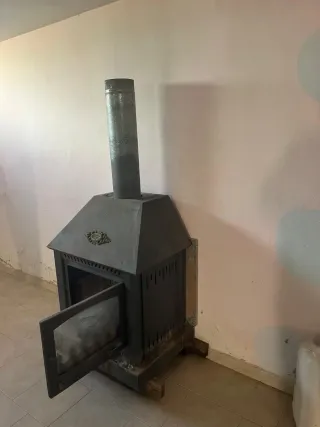 Chimenea metálica negra y gris