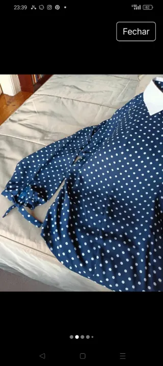 Blusa de seda azul marinho e branca