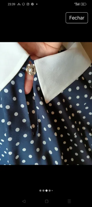 Blusa de seda azul marinho e branca