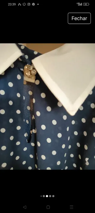 Blusa de seda azul marinho e branca