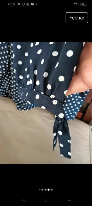 Blusa de seda azul marinho e branca