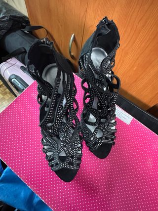 Tacones de fiesta negros con pedrería