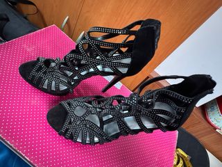 Tacones de fiesta negros con pedrería