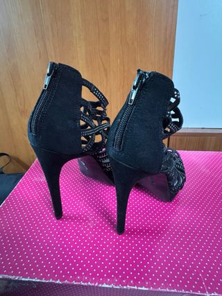 Tacones de fiesta negros con pedrería