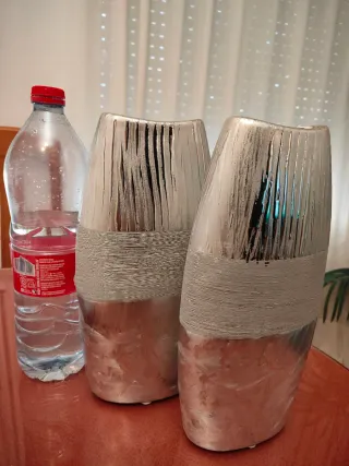 Juego de 2 jarrones plateados
