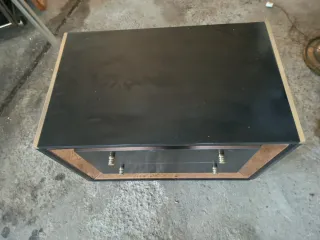 Mesita de noche diseño vintage negra y dorada