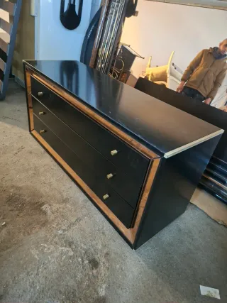 Mesita de noche diseño vintage negra y dorada