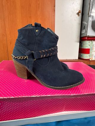 Botines azules con cadena dorada