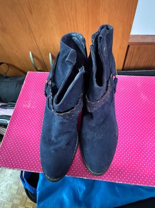 Botines azules con cadena dorada