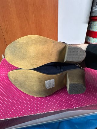 Botines azules con cadena dorada