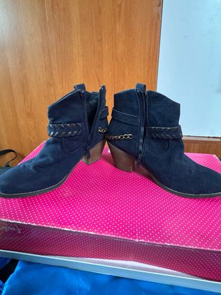 Botines azules con cadena dorada