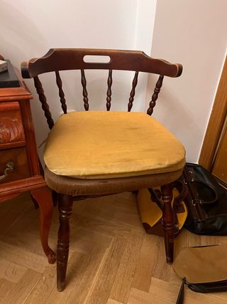 Silla antigua de madera