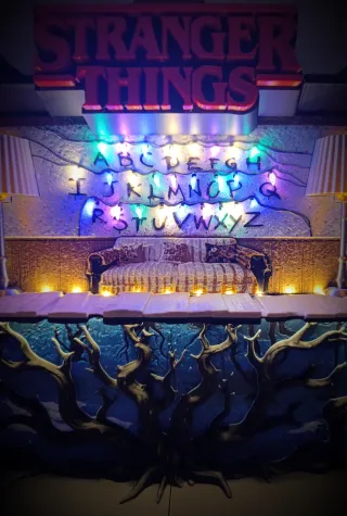 EXPOSITOR STRANGER THINGS FIGURAS KINDER JOY