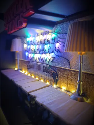 EXPOSITOR STRANGER THINGS FIGURAS KINDER JOY