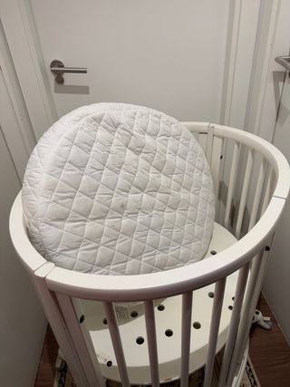 Cuna Stokke ovalada blanca