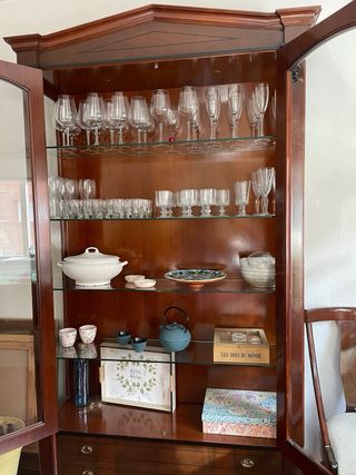 Vitrina de madera y cristal