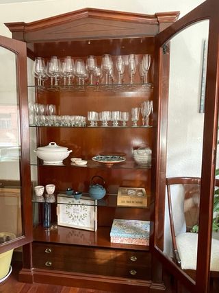Vitrina de madera y cristal