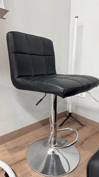 Taburete alto negro y plateado