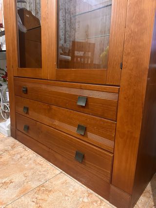 Vitrina de madera con puertas de cristal