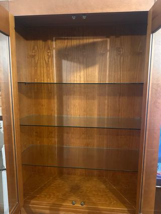 Vitrina de madera con puertas de cristal