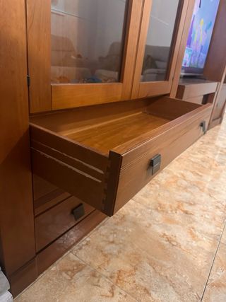 Vitrina de madera con puertas de cristal