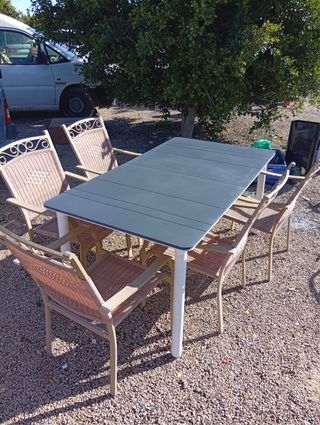 Mesa grande gris y blanca, con 5 sillas