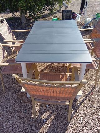 Mesa grande gris y blanca, con 5 sillas