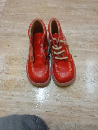 Zapatillas Kickers rojas le faltan un cordon