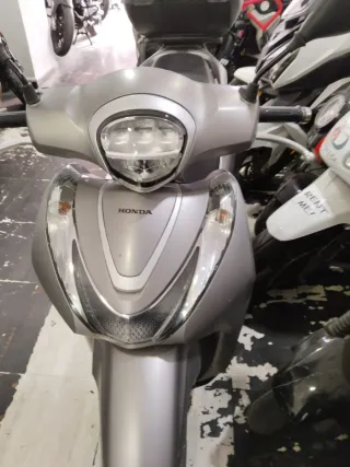 Scooter SH Mode Plata y Negro