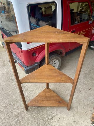 Esquinera artesanal de madera de nogal