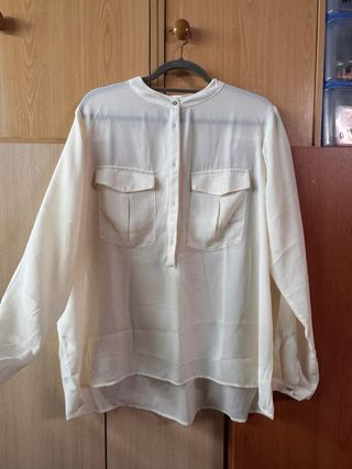 Blusa blanca con bolsillos