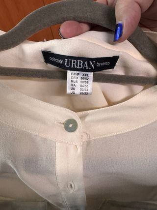 Blusa blanca con bolsillos