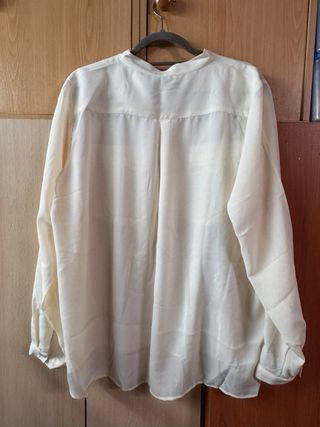 Blusa blanca con bolsillos