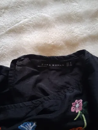 Camisa negra bordada floral