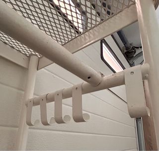 Ropero colgador de metal blanco adaptable