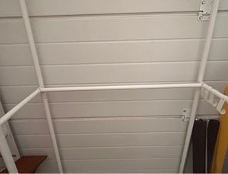 Ropero colgador de metal blanco adaptable