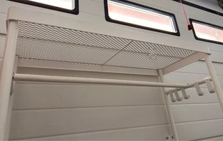 Ropero colgador de metal blanco adaptable